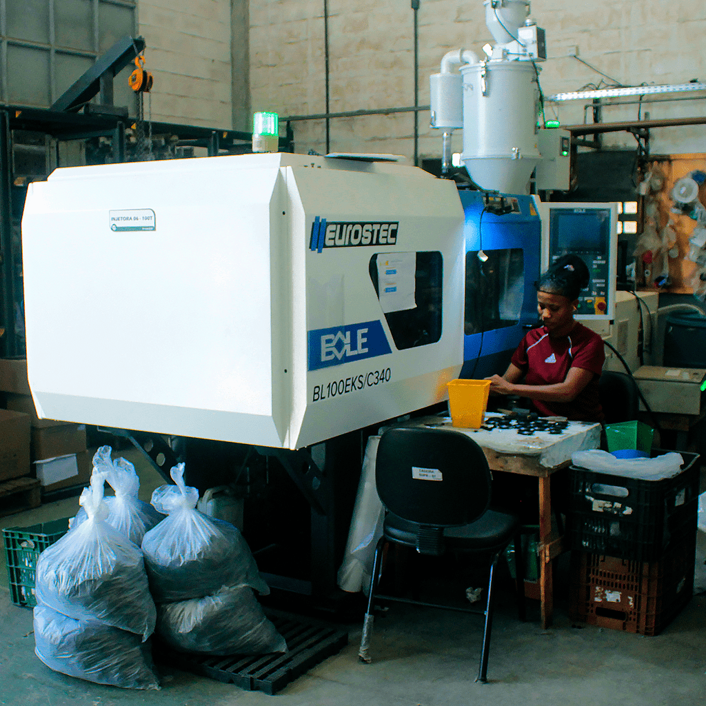 Injetora BB Plastics 16